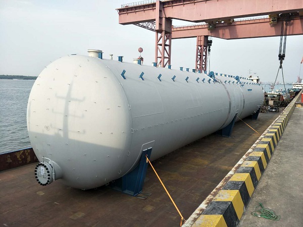 我公司电脱盐罐设备顺利到达盛虹炼化项目现场并成功起吊