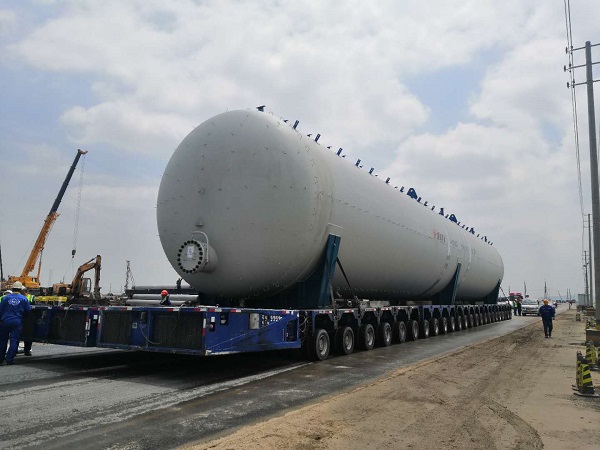 我公司电脱盐罐设备顺利到达盛虹炼化项目现场并成功起吊